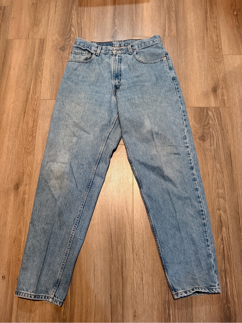 Vintage 90s Levi’s 1999 Loose Fit Tapered Leg 560 Light Wash Men’s Jean Denim 32